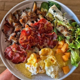 Salade gourmande d'été : tomates, melon et oeufs pochés