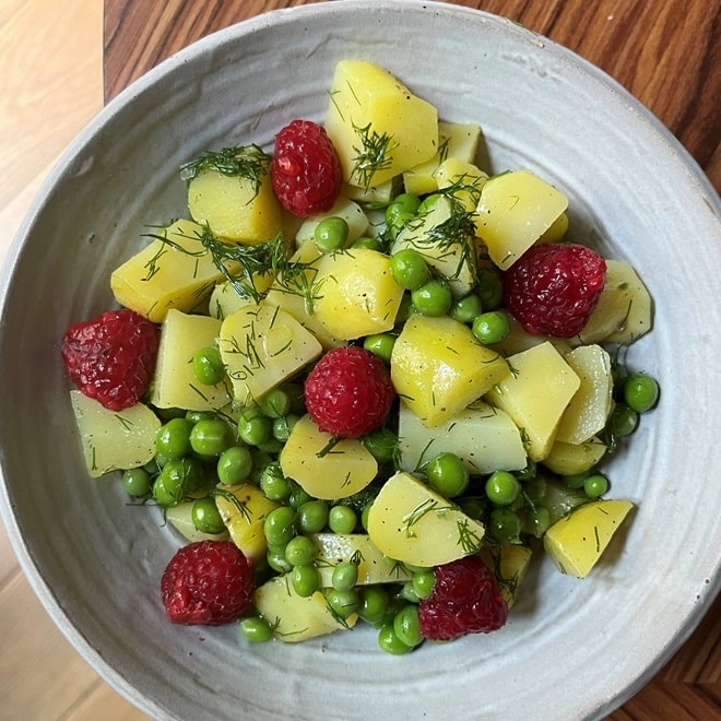 Salade de pommes de terre, petits pois, framboises et aneth