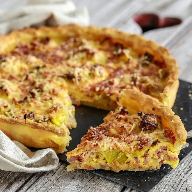 Tarte aux oignons, poireaux et lardons